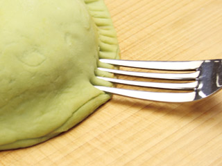 包む