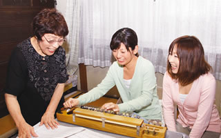 コミュニケーターも大正琴に初挑戦!