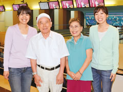 毎回ボウリング場へ送り迎えしてくださるご主人の喬さんと。