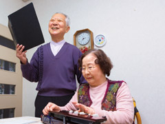 大正琴の伴奏で歌を披露。お二人の息もぴったり合っています。