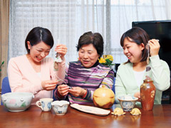 食器からペンダントまで、どれも工夫が凝らされています。