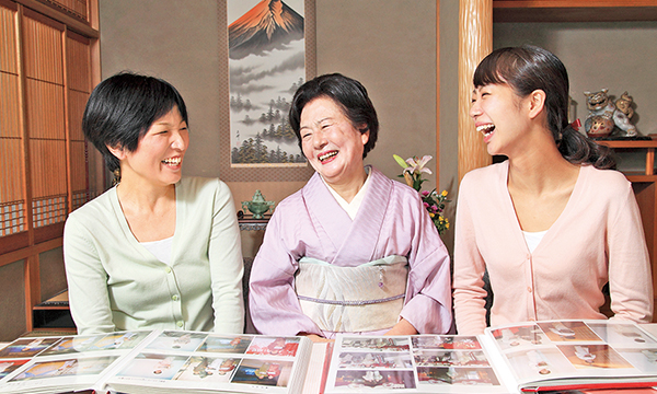着物姿のスナップで、アルバムの中はとても華やか。