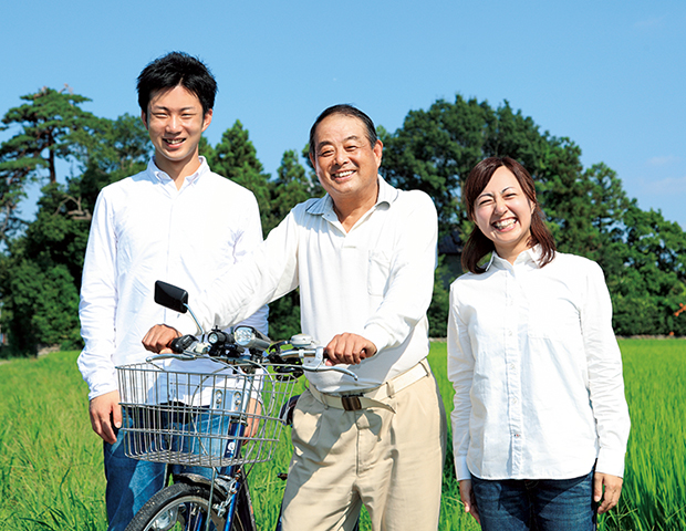 「遠出をするのも、土いじりも大好き」と小林さん。青空の下、イキイキとした表情でした。
