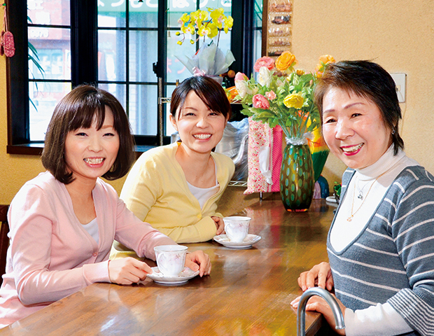 周りの人をなごませるような笑顔が魅力の龍原さん。