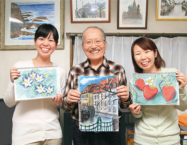 「優しい色合いや素朴なタッチといった色鉛筆画の魅力を伝えたい」と保坂さん」