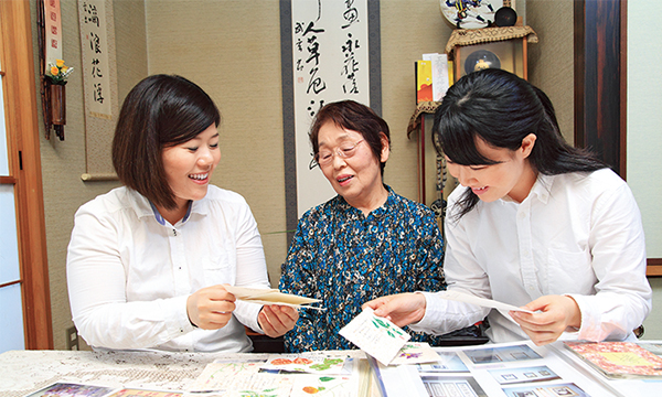 作品を近くで拝見し、その緻密さに驚きました。