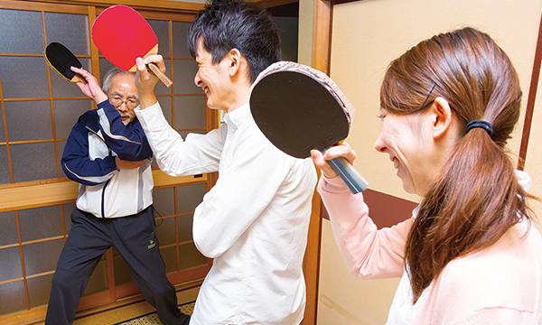 基本となる素振りから、球に回転をかける技まで、熱血指導で教えてもらいました。