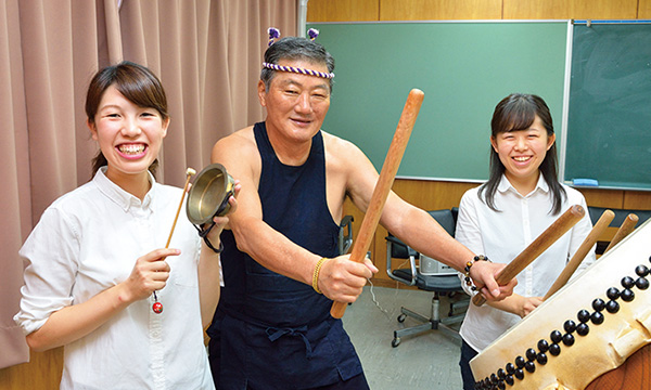 太鼓を叩いていると気持ちも弾みます
