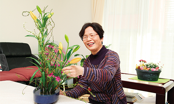 自宅の庭で育てた花を上手に飾りたいと華道を習い始めました。