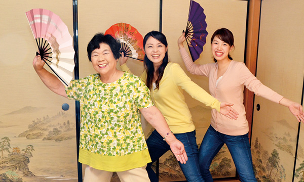 踊りで体を動かすのも健康の秘訣!舞踊の基礎を少し教えていただきました。
