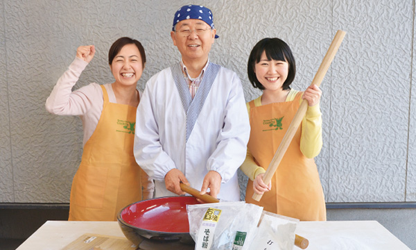 スタッフ二人も、大橋さんの丁寧なご指導のもとそば打ちを体験させてもらいました