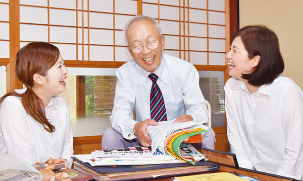 たくさんのゼッケンを手に、一つ一つ思い出を話していただきました。