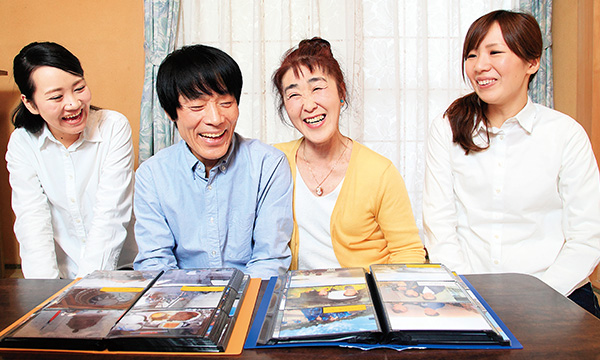 にこやかに笑い合い、とても仲睦まじい定義さんとシヲミさん
