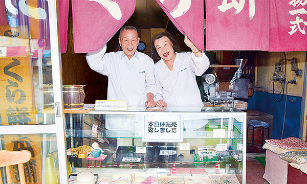 小原商店は新町の人々におなじみの老舗