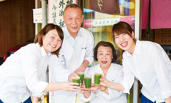 毎朝の青汁のほかにも、おやつのプリンなど、なんにでも青汁をかけて食べているそうです